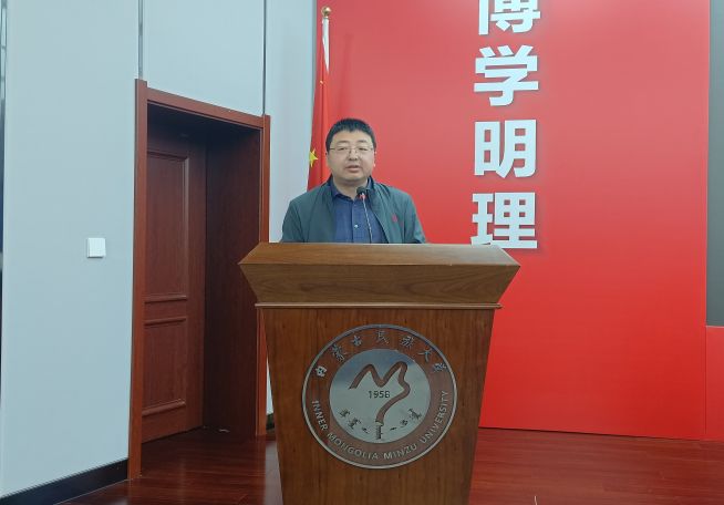 教师发展中心副主任梁怀宇主持培训讲座.jpg